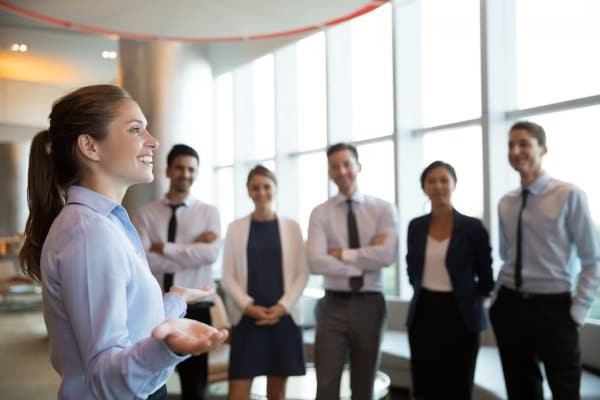 diferencia entre liderazgo direccion